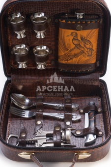 Подарочный набор для пикника в чемодане "Барсетка походная" на 4 персоны